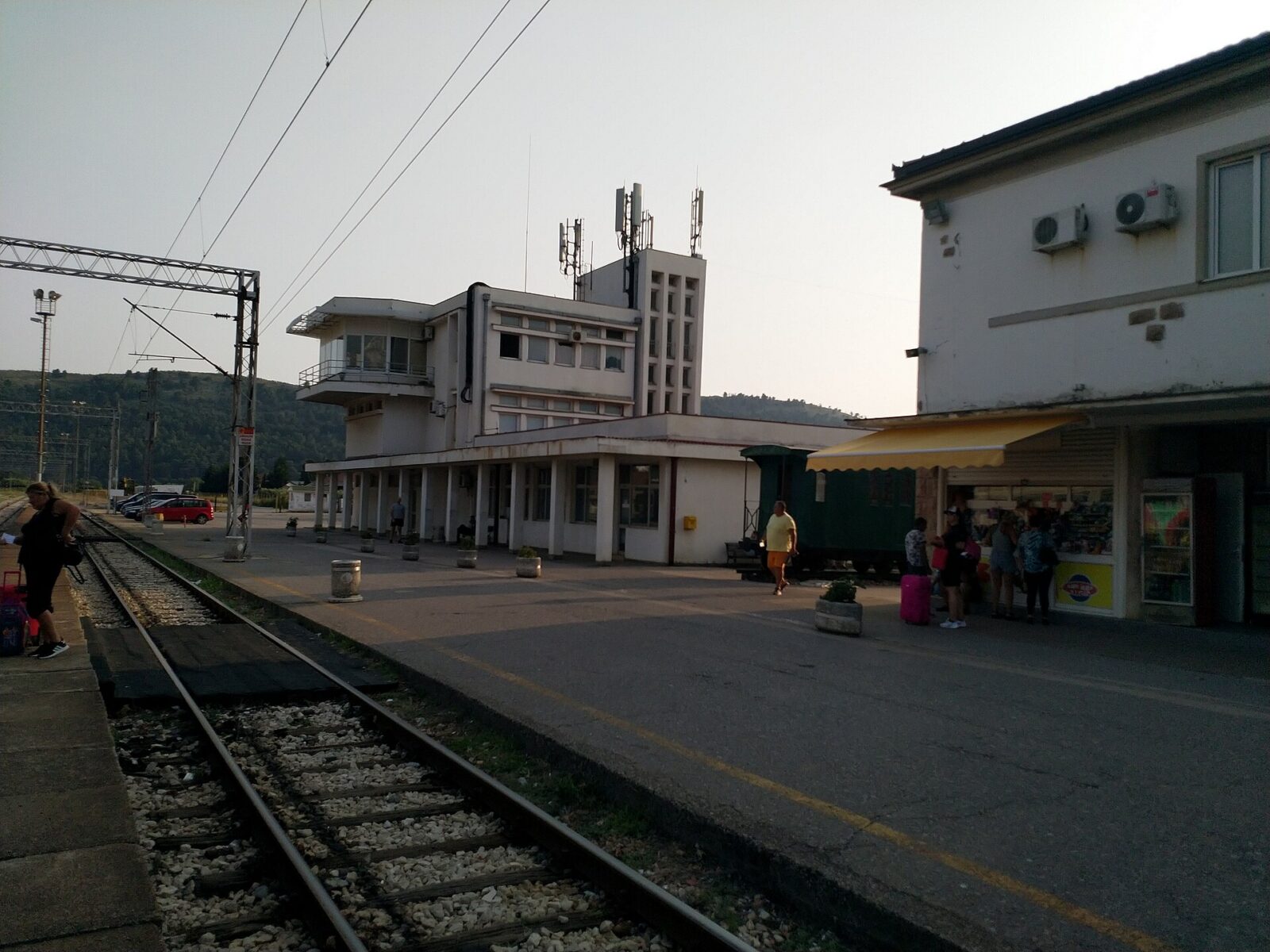 Il marciapiede e i binari della stazione ferroviaria di Bar, Montenegro
