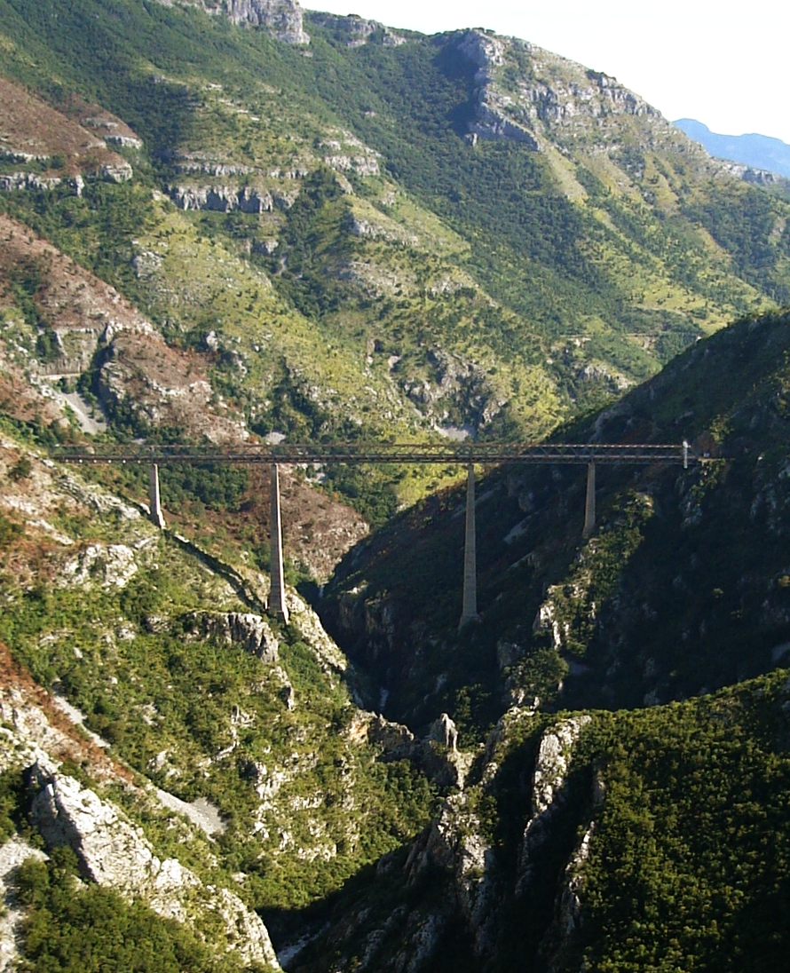 Il viadotto di Mala Rijeka che porta la ferrovia Belgrado-Bar attraverso una profonda gola montana
