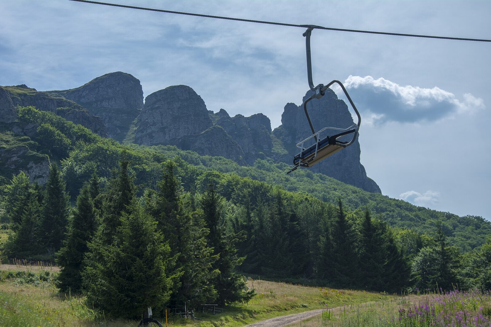 A chairlift running above the slopes near Babin Zub's rock outcrops